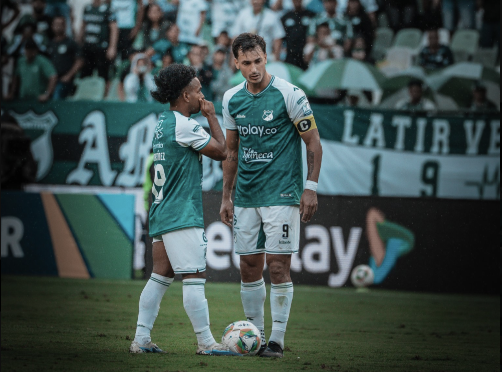 Dinneno y Martínez previo a un cobro de tiro libre